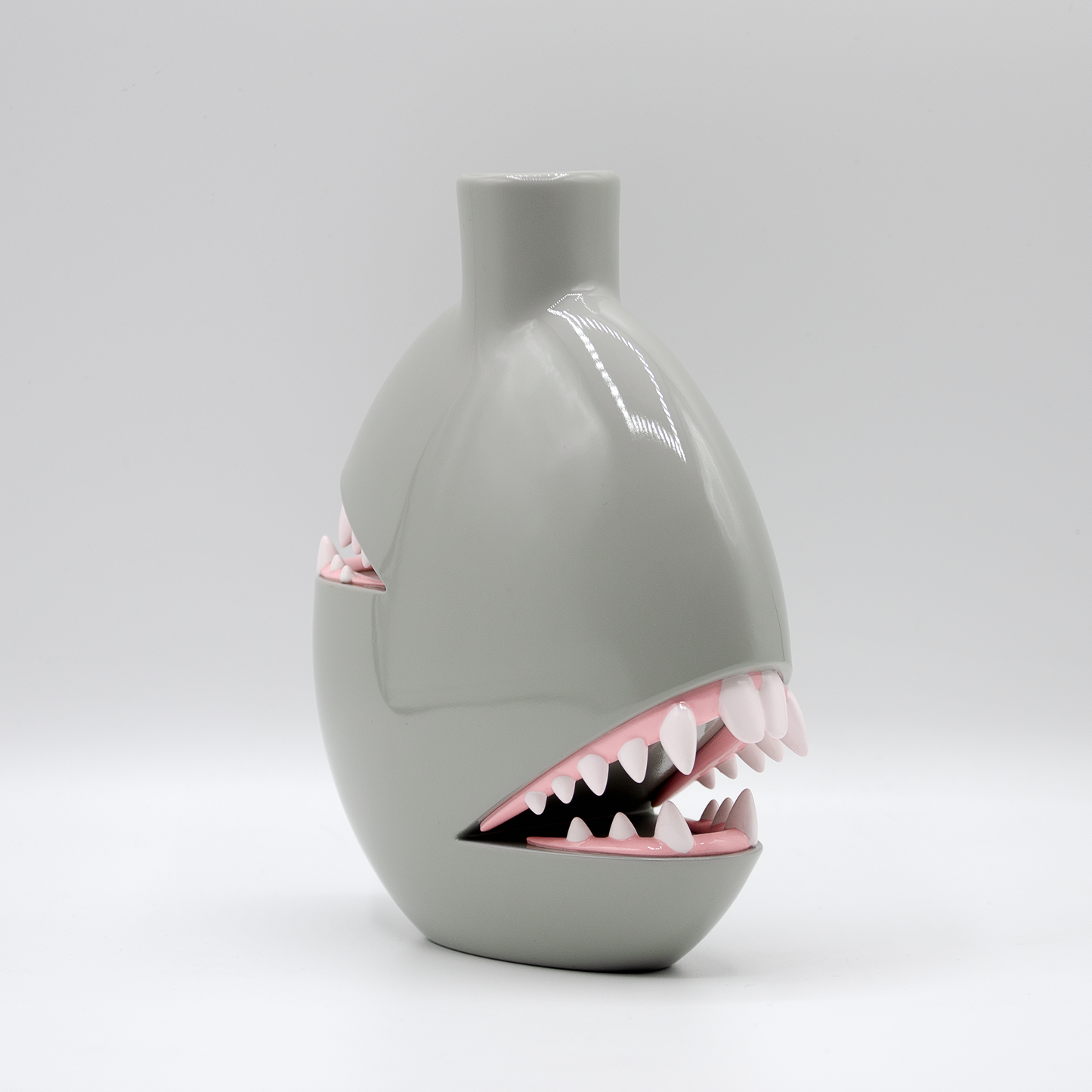 Biting Vase - Bright Gray