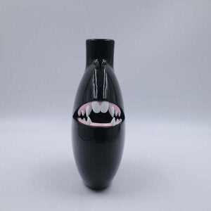Biting Vase